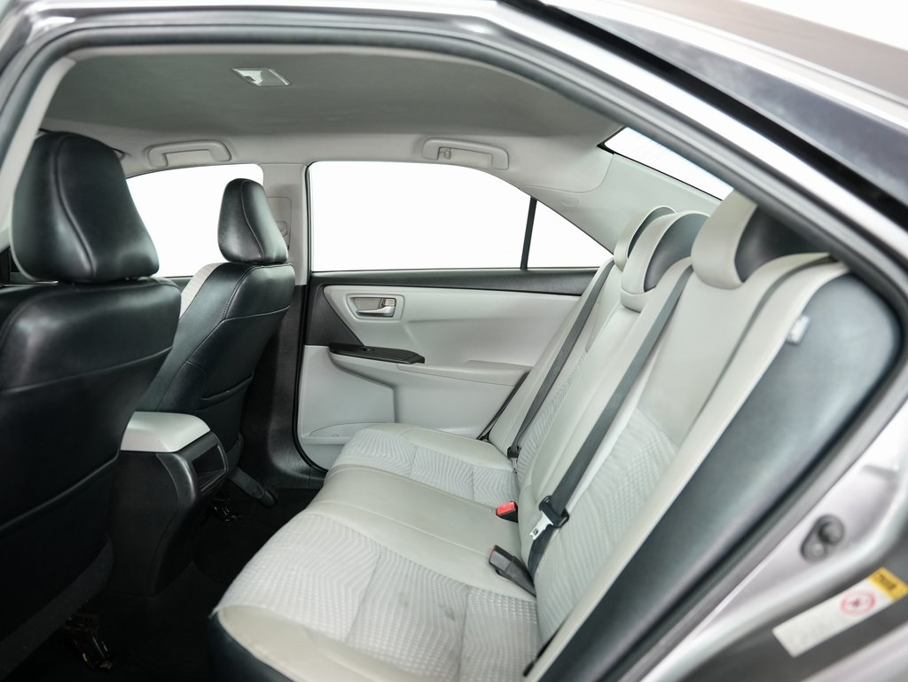 2015 Toyota Camry XLE photo 33