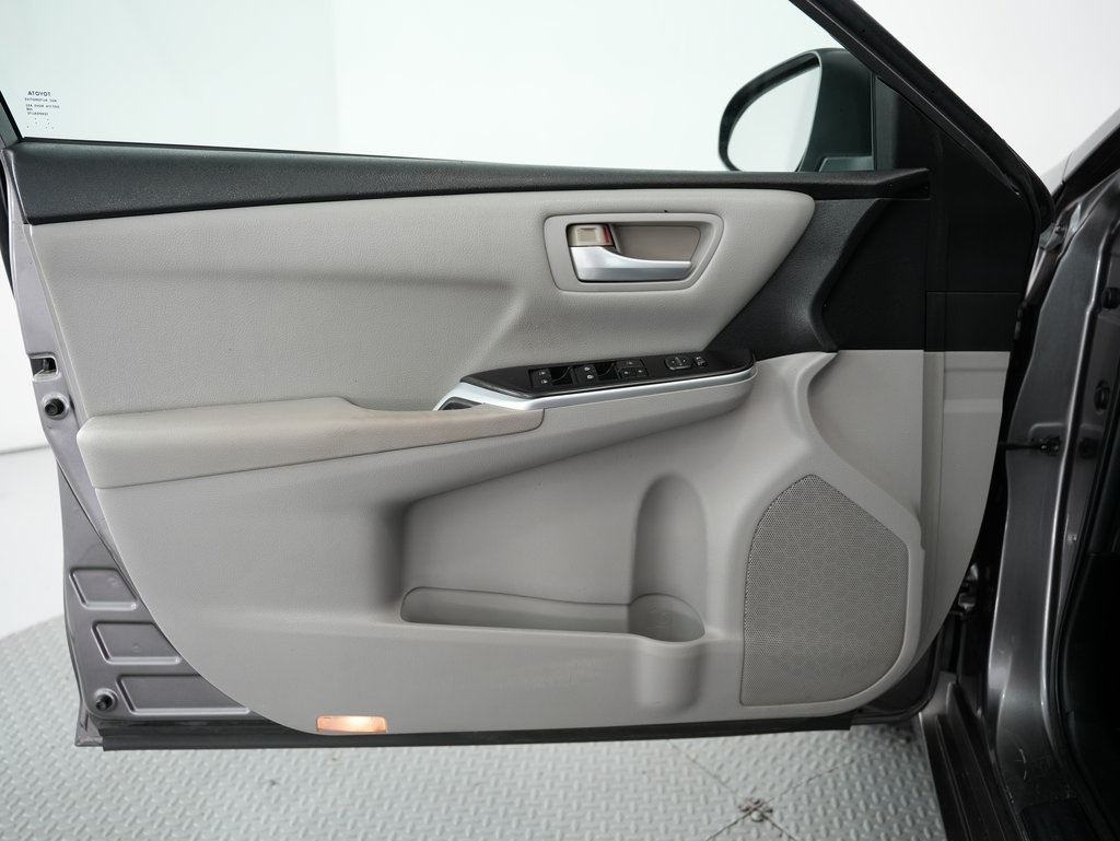 2015 Toyota Camry XLE photo 38