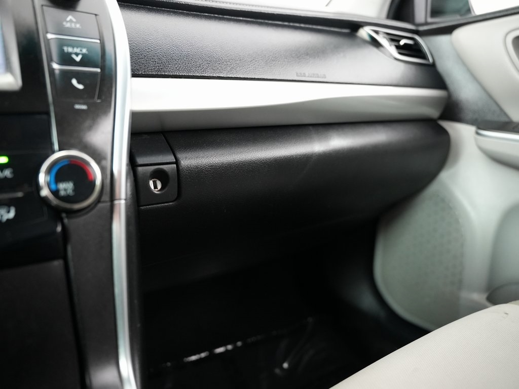 2015 Toyota Camry XLE photo 44