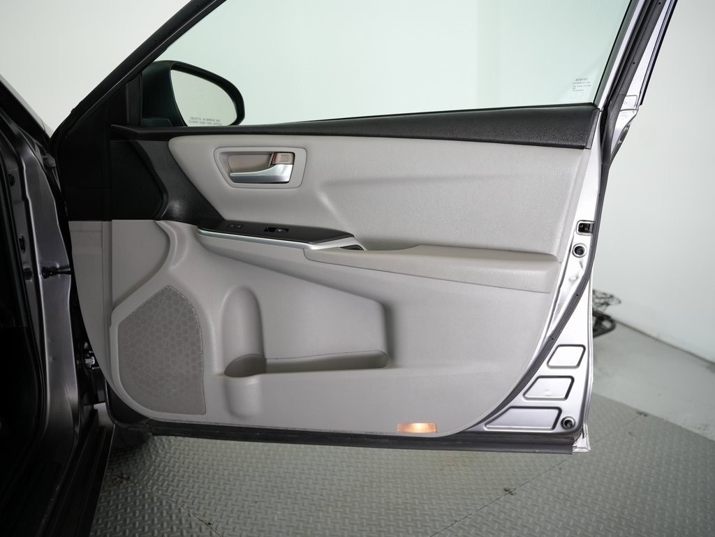 2015 Toyota Camry XLE photo 46