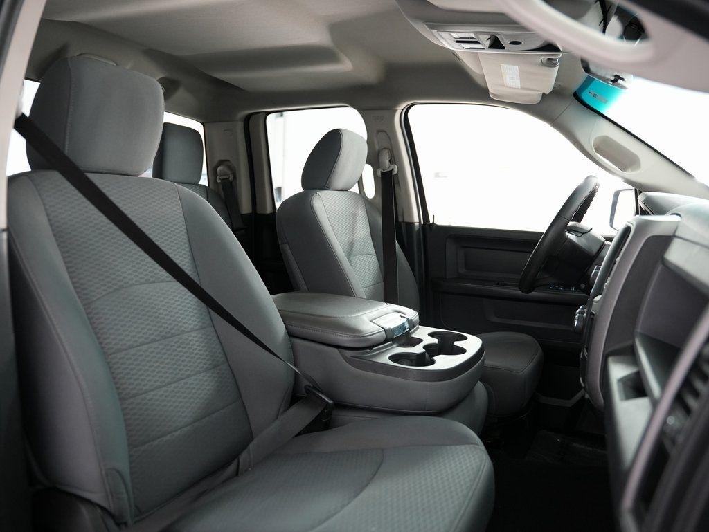 RAM 1500 Express 4x4 Quad Cab 6'4" Box 2017