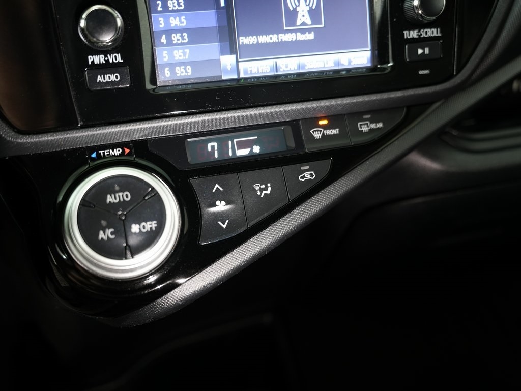 Toyota Prius c 5dr HB Three (Natl) 2015