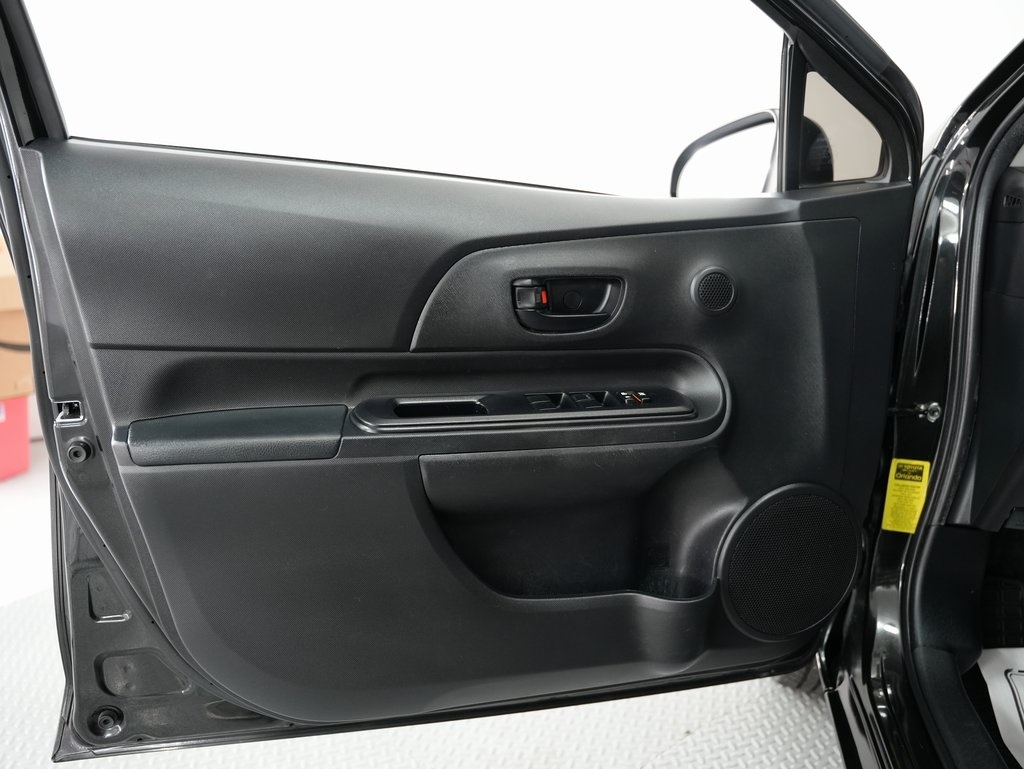 Toyota Prius c 5dr HB Three (Natl) 2015