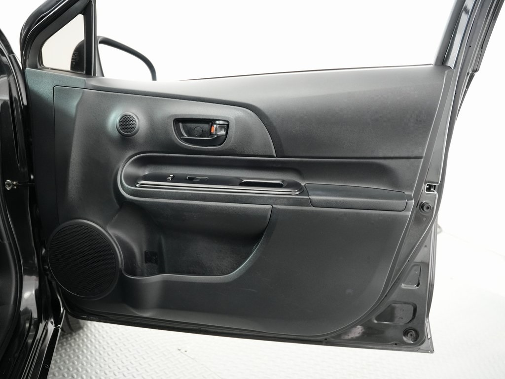 Toyota Prius c 5dr HB Three (Natl) 2015