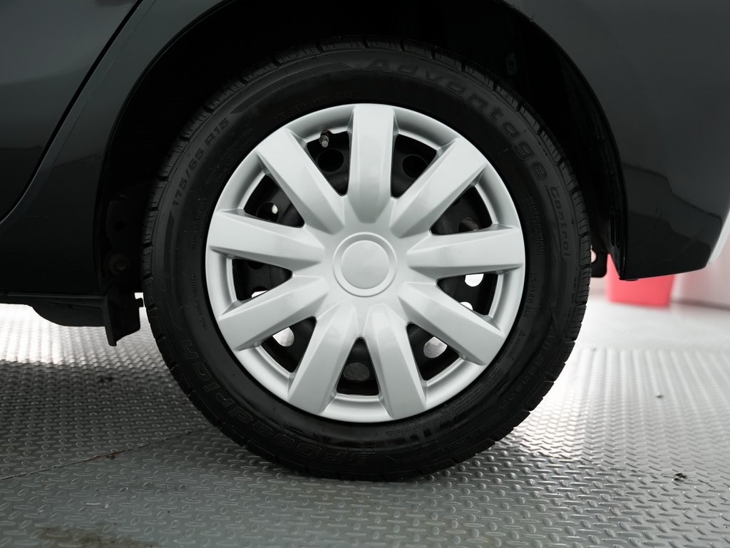 Toyota Prius c 5dr HB Three (Natl) 2015