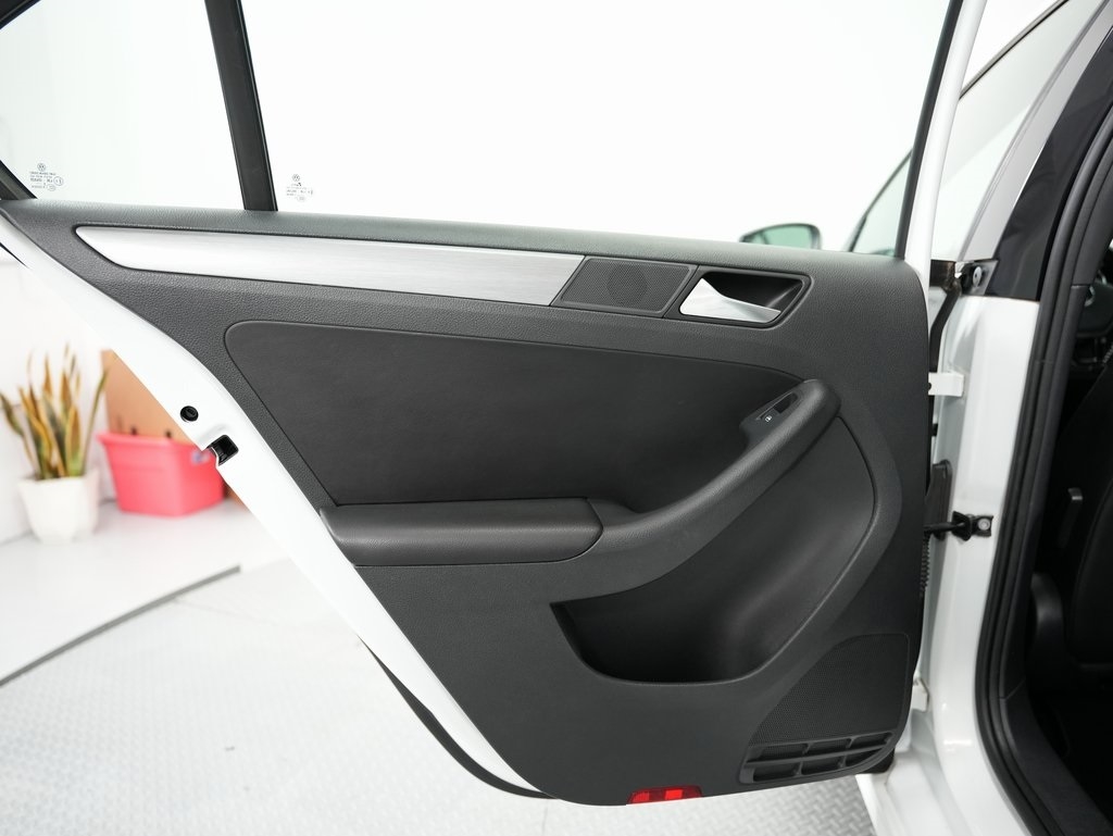 Volkswagen Jetta Sedan 4dr Man 1.8T Sport PZEV 2016