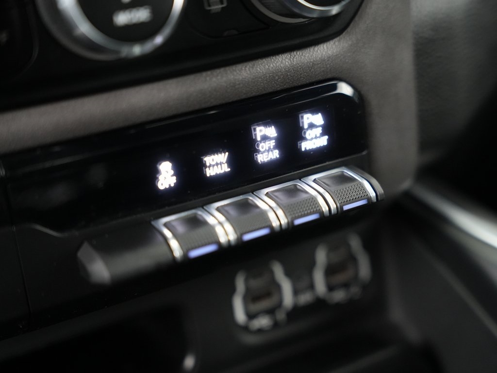 RAM 1500 Big Horn 4x4 Crew Cab 5'7" Box 2021