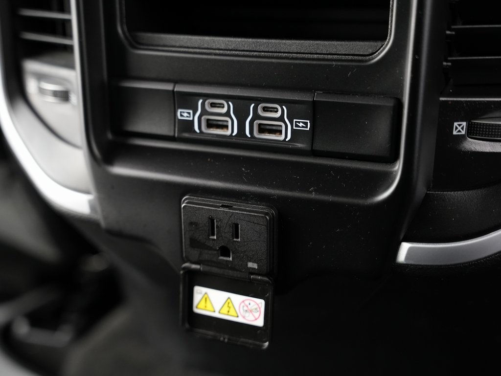 RAM 1500 Big Horn 4x4 Crew Cab 5'7" Box 2021