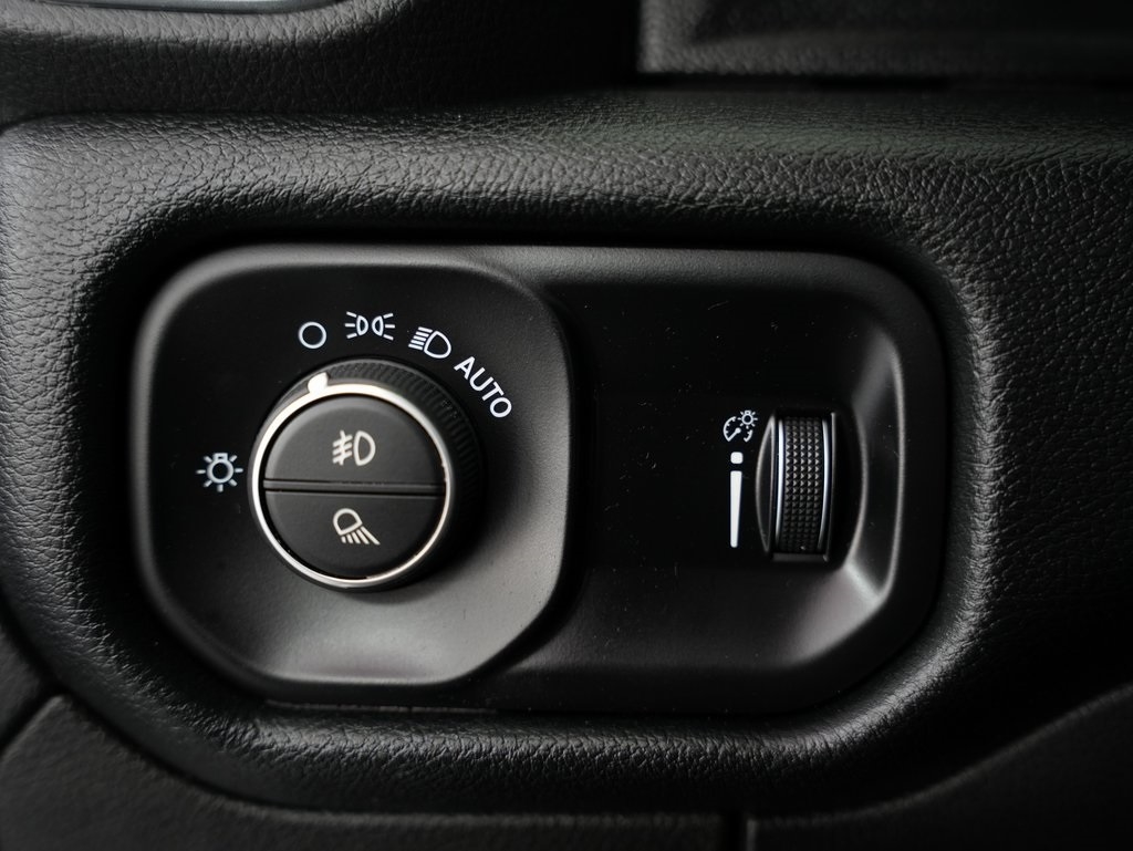 RAM 1500 Big Horn 4x4 Crew Cab 5'7" Box 2021