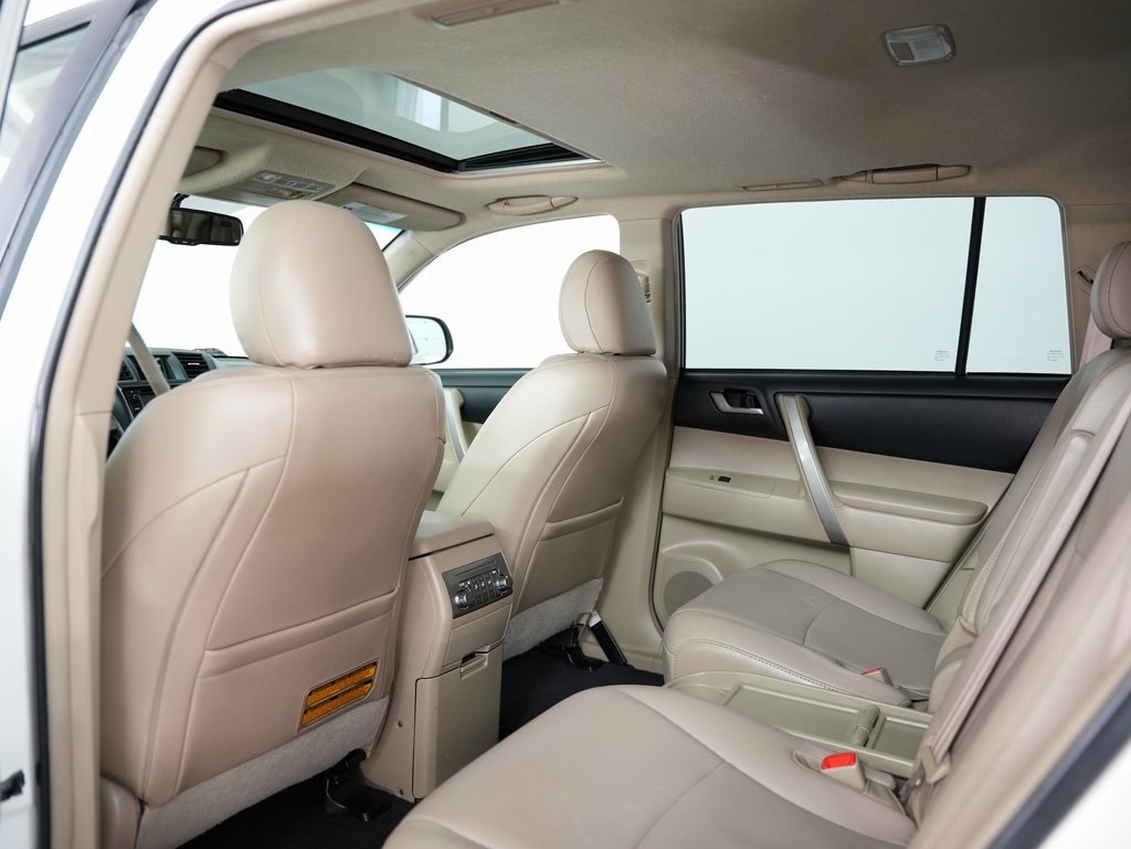 Toyota Highlander FWD 4dr V6 (Natl) 2013