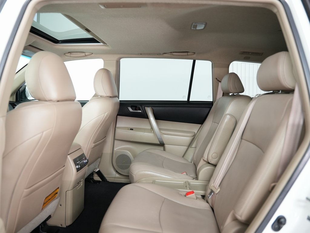 Toyota Highlander FWD 4dr V6 (Natl) 2013