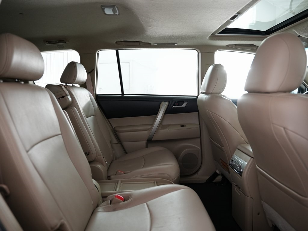 Toyota Highlander FWD 4dr V6 (Natl) 2013