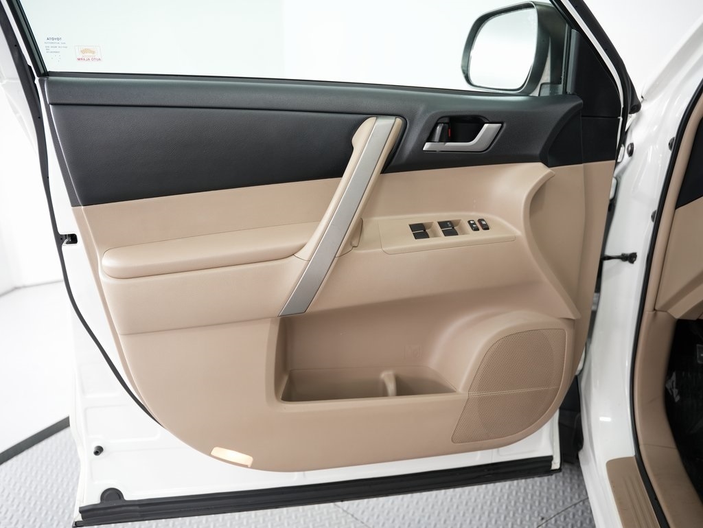 Toyota Highlander FWD 4dr V6 (Natl) 2013