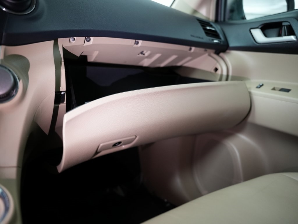 Toyota Highlander FWD 4dr V6 (Natl) 2013