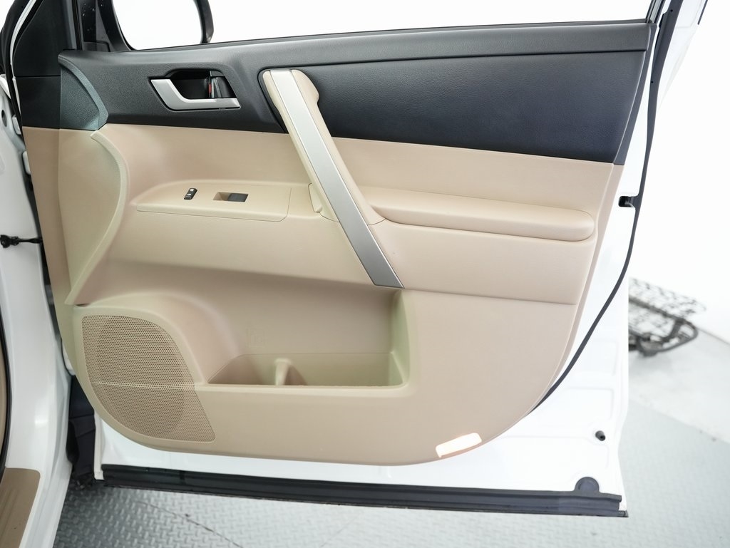 Toyota Highlander FWD 4dr V6 (Natl) 2013