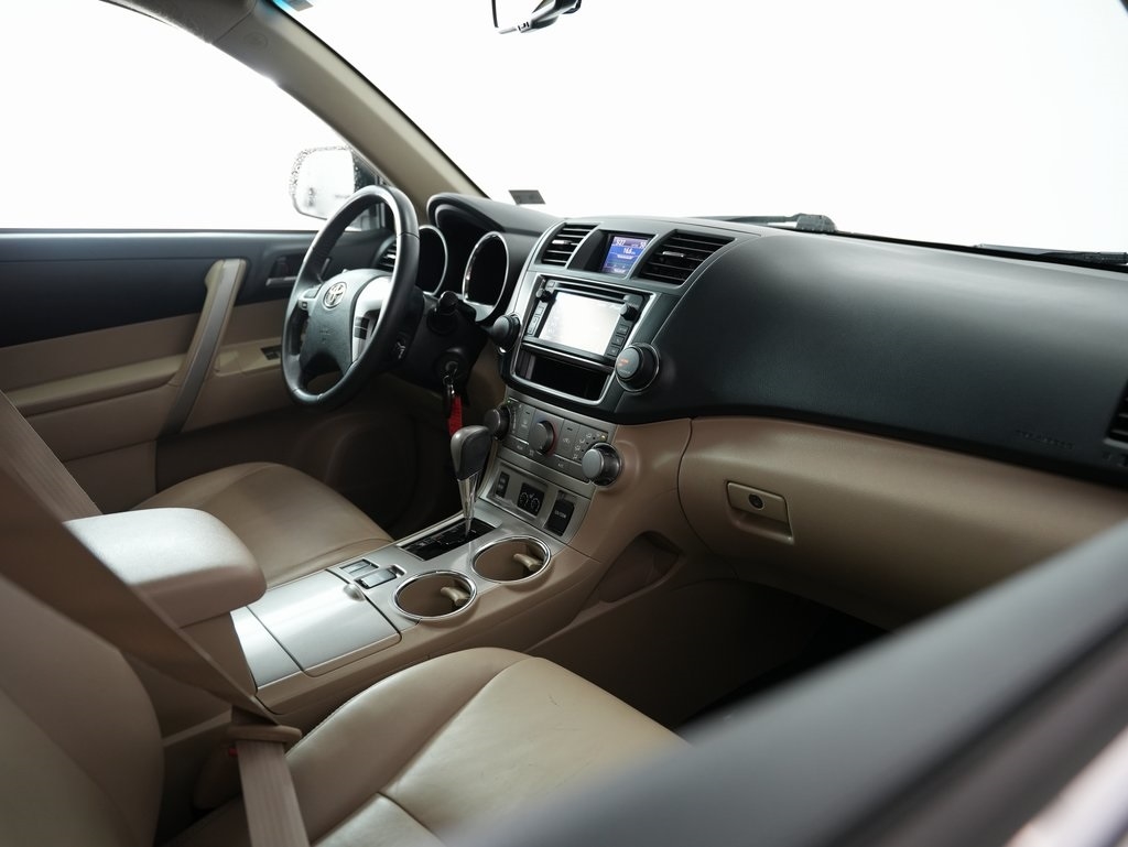 Toyota Highlander FWD 4dr V6 (Natl) 2013