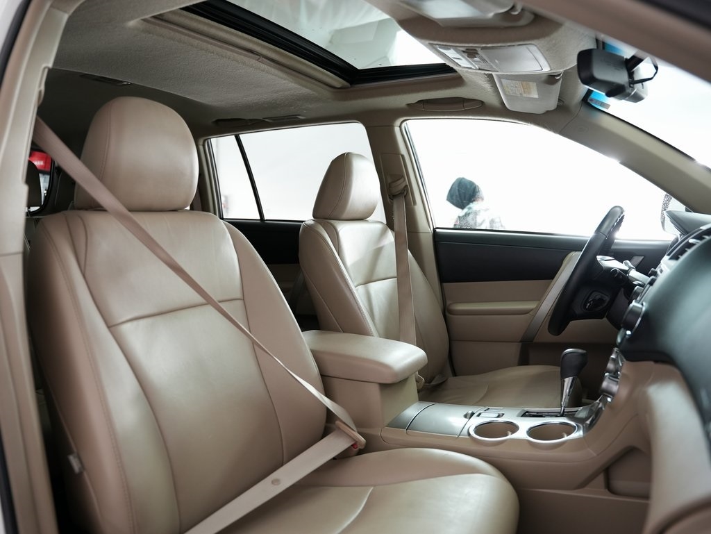 Toyota Highlander FWD 4dr V6 (Natl) 2013