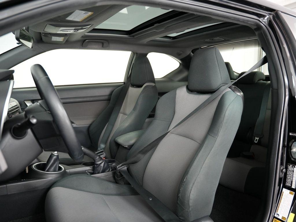 Scion tC 2dr HB Man (Natl) 2015