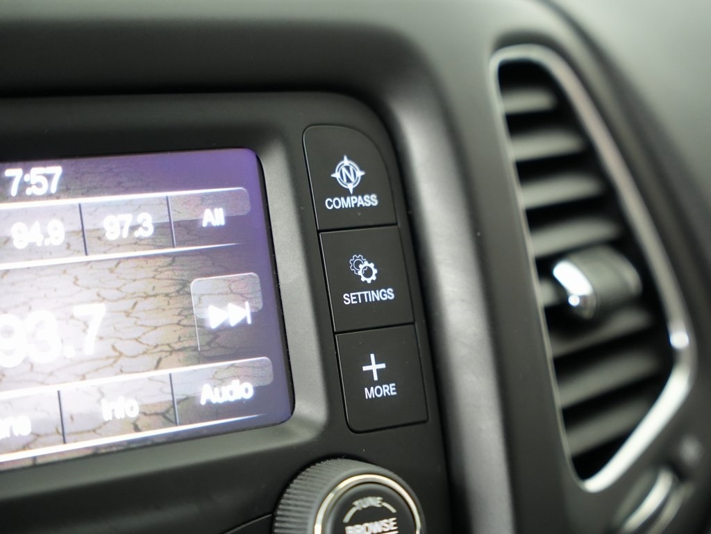 Jeep Compass Latitude w/Sun/Wheel Pkg FWD 2018