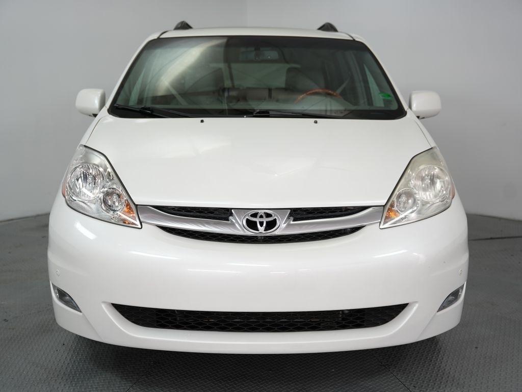 Toyota Sienna 5dr 7-Pass Van XLE AWD (Natl) 2010