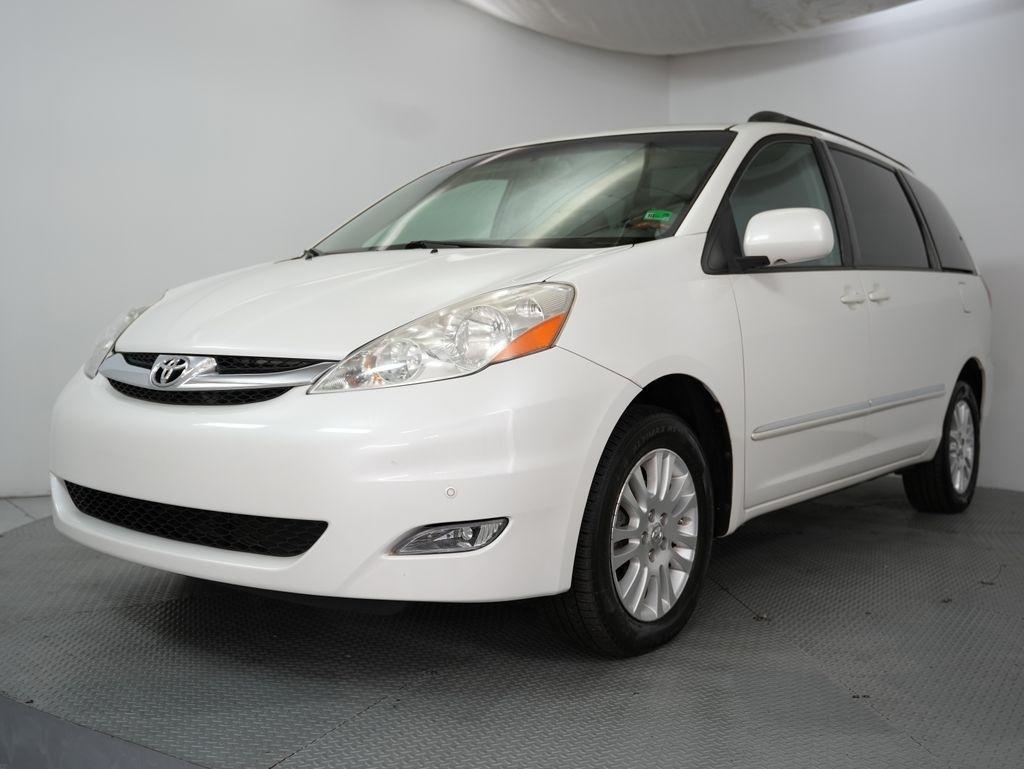 Toyota Sienna 5dr 7-Pass Van XLE AWD (Natl) 2010