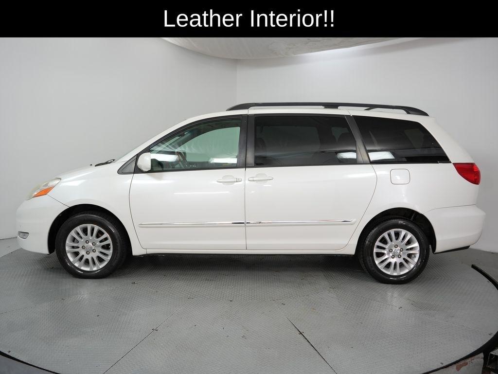 Toyota Sienna 5dr 7-Pass Van XLE AWD (Natl) 2010