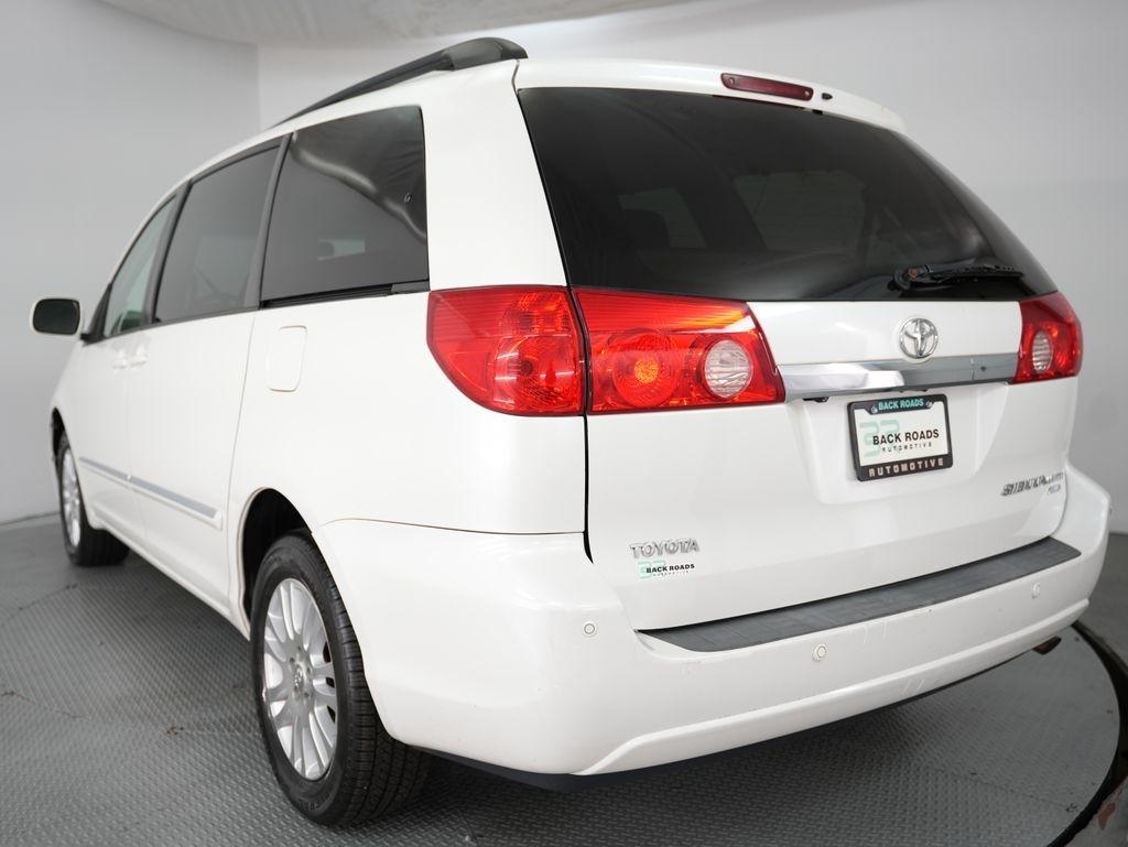 Toyota Sienna 5dr 7-Pass Van XLE AWD (Natl) 2010
