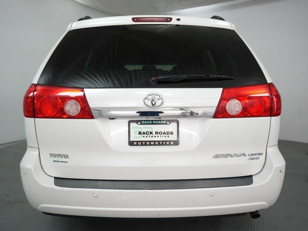 Toyota Sienna 5dr 7-Pass Van XLE AWD (Natl) 2010