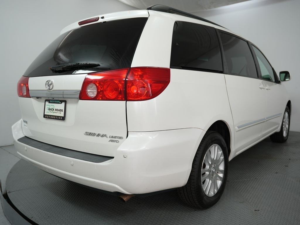 Toyota Sienna 5dr 7-Pass Van XLE AWD (Natl) 2010