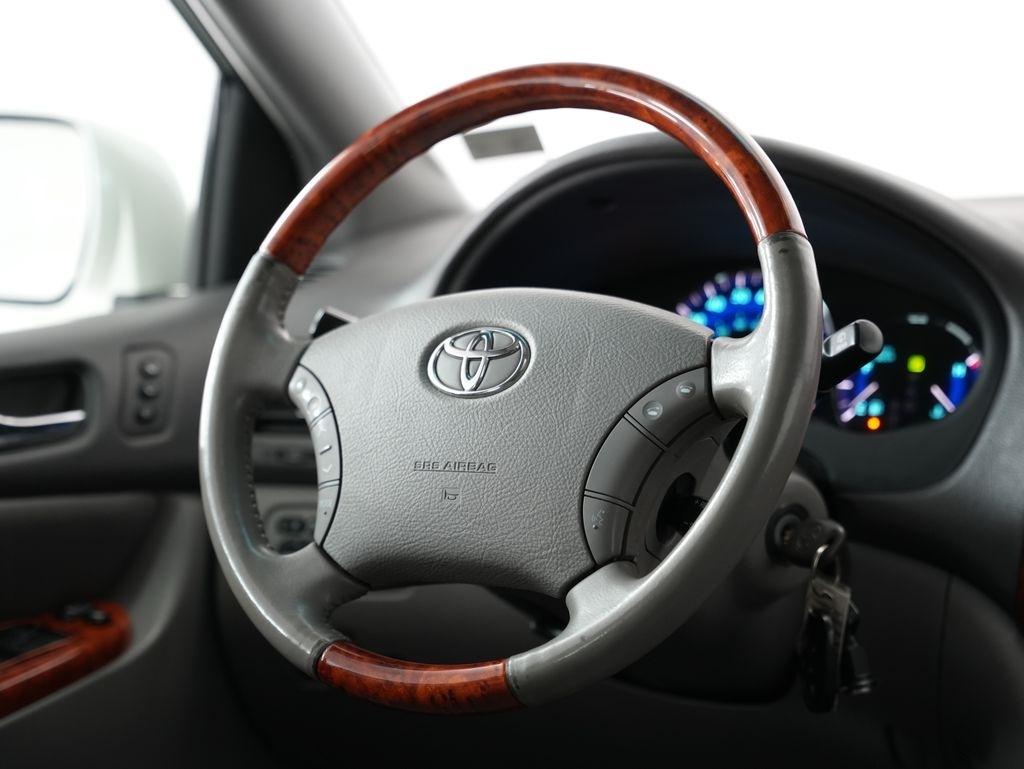 Toyota Sienna 5dr 7-Pass Van XLE AWD (Natl) 2010