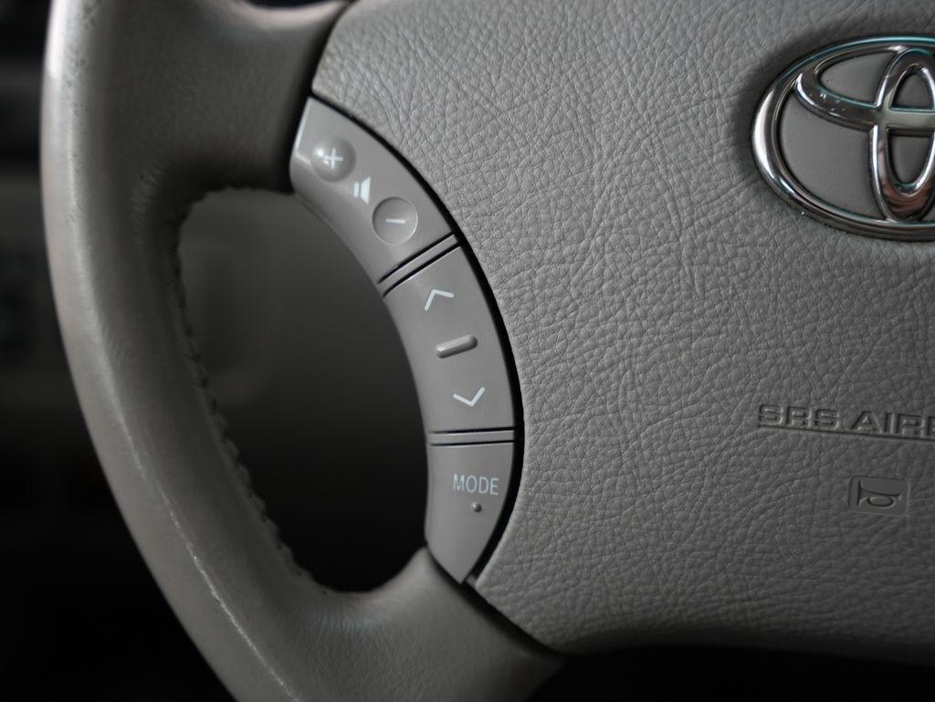 Toyota Sienna 5dr 7-Pass Van XLE AWD (Natl) 2010