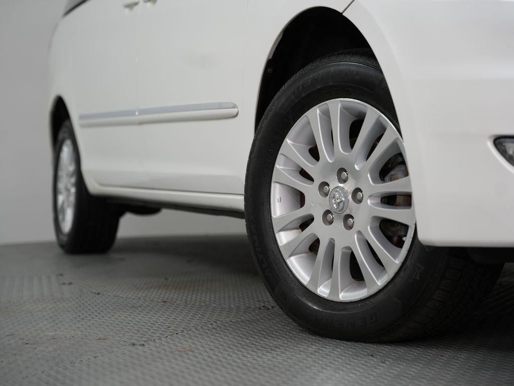 Toyota Sienna 5dr 7-Pass Van XLE AWD (Natl) 2010