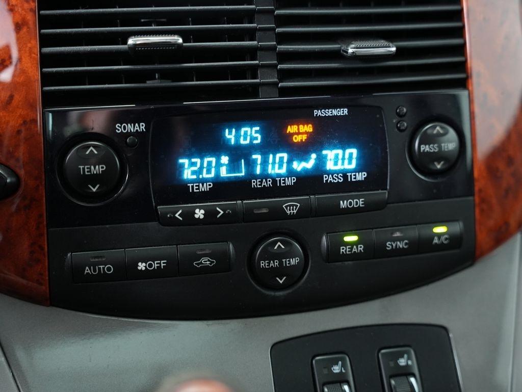 Toyota Sienna 5dr 7-Pass Van XLE AWD (Natl) 2010