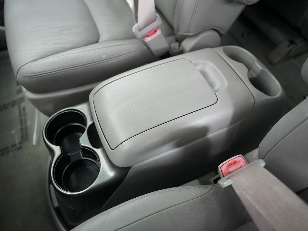 Toyota Sienna 5dr 7-Pass Van XLE AWD (Natl) 2010