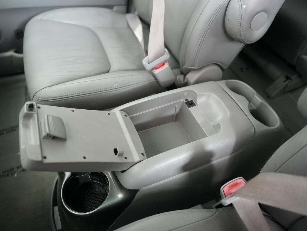 Toyota Sienna 5dr 7-Pass Van XLE AWD (Natl) 2010