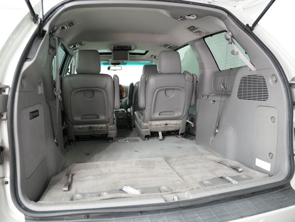 Toyota Sienna 5dr 7-Pass Van XLE AWD (Natl) 2010
