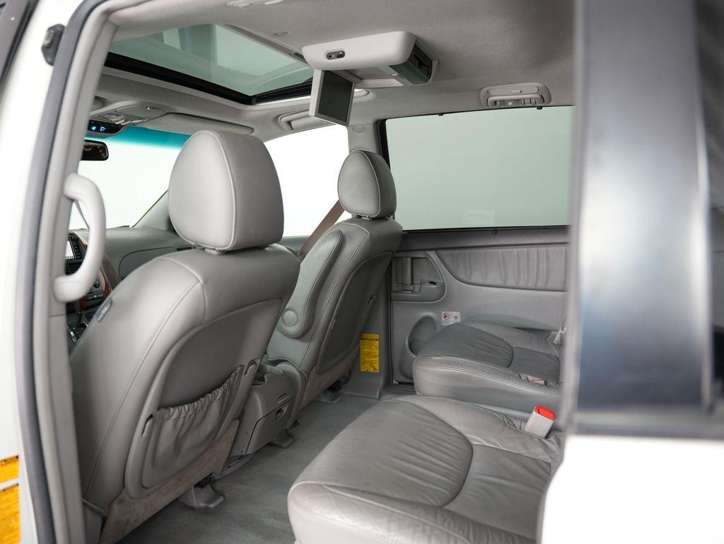 Toyota Sienna 5dr 7-Pass Van XLE AWD (Natl) 2010