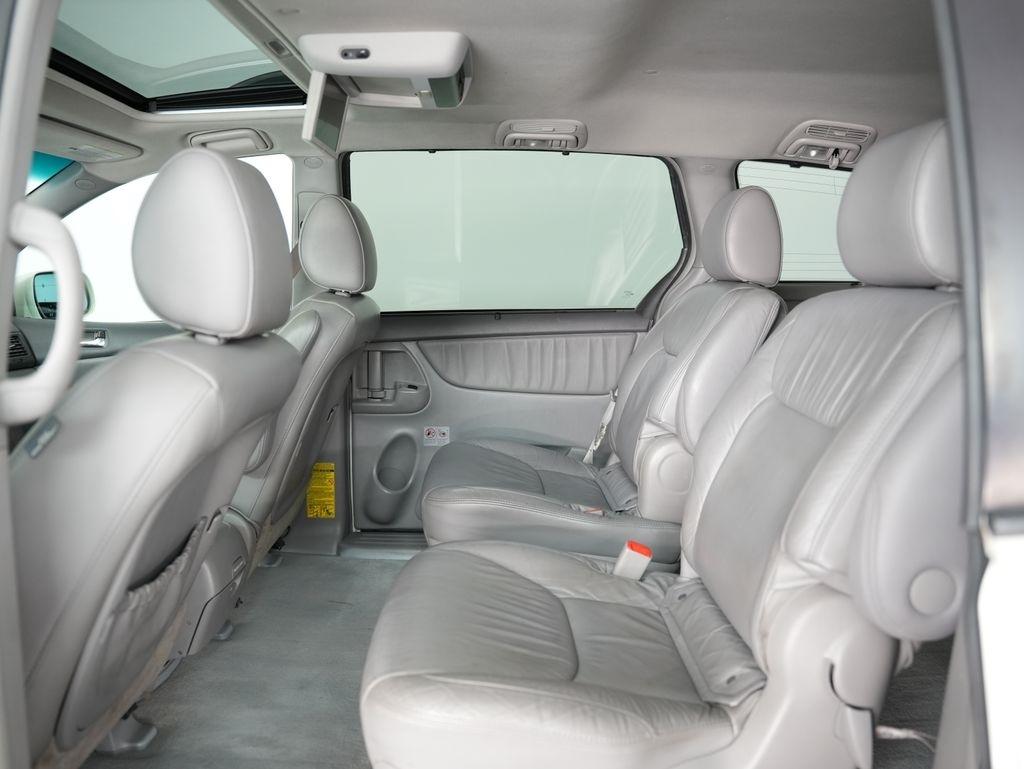 Toyota Sienna 5dr 7-Pass Van XLE AWD (Natl) 2010