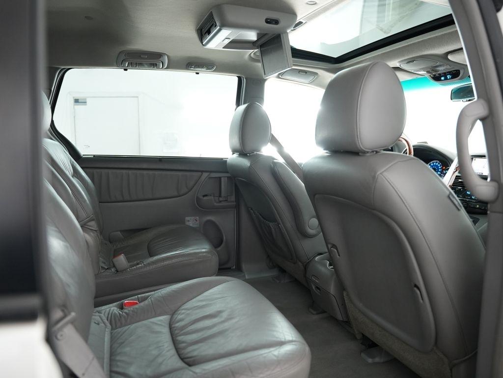 Toyota Sienna 5dr 7-Pass Van XLE AWD (Natl) 2010