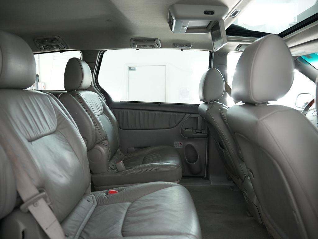 Toyota Sienna 5dr 7-Pass Van XLE AWD (Natl) 2010