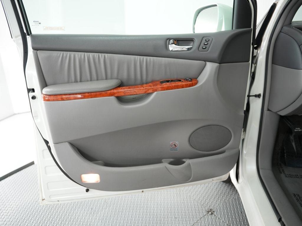 Toyota Sienna 5dr 7-Pass Van XLE AWD (Natl) 2010