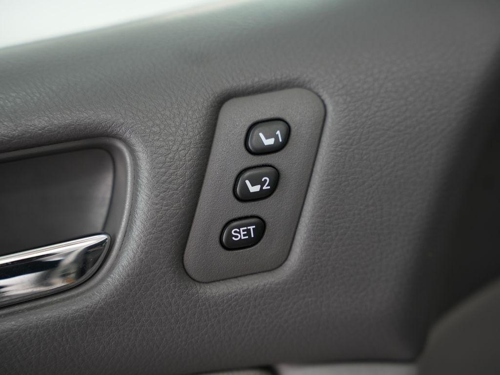 Toyota Sienna 5dr 7-Pass Van XLE AWD (Natl) 2010