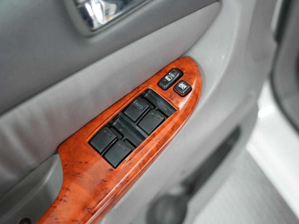 Toyota Sienna 5dr 7-Pass Van XLE AWD (Natl) 2010