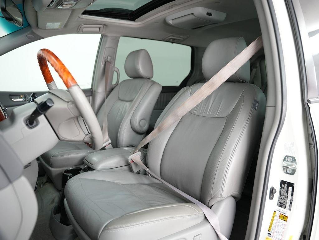 Toyota Sienna 5dr 7-Pass Van XLE AWD (Natl) 2010