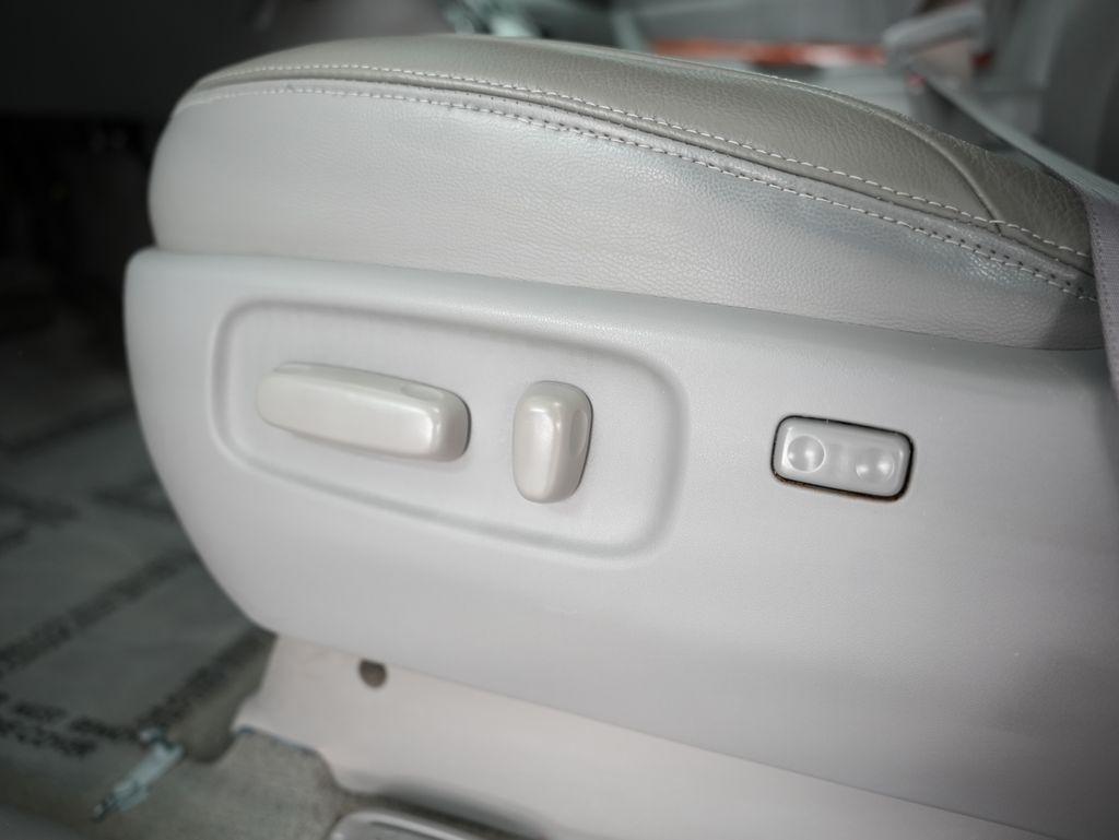 Toyota Sienna 5dr 7-Pass Van XLE AWD (Natl) 2010