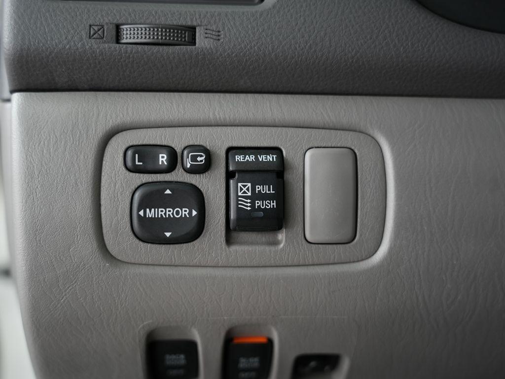 Toyota Sienna 5dr 7-Pass Van XLE AWD (Natl) 2010