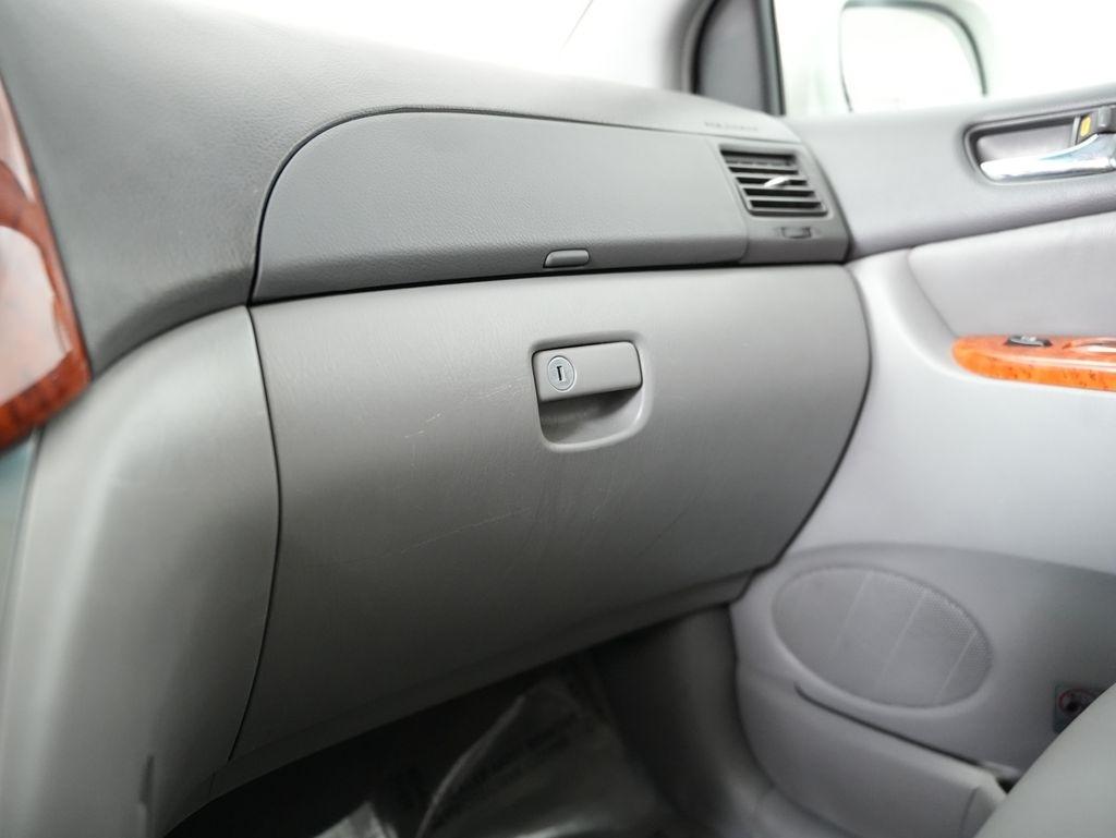 Toyota Sienna 5dr 7-Pass Van XLE AWD (Natl) 2010