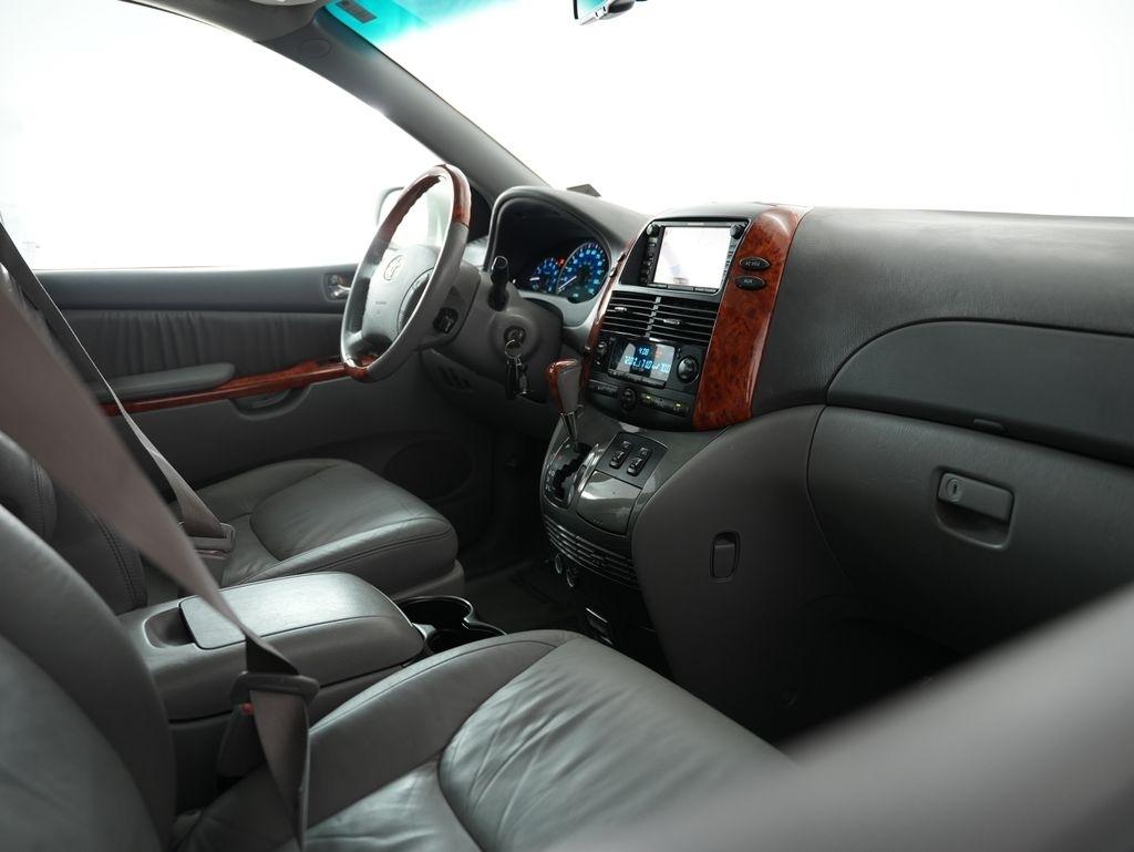 Toyota Sienna 5dr 7-Pass Van XLE AWD (Natl) 2010