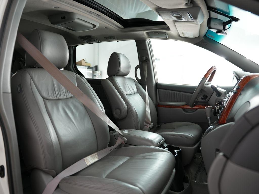 Toyota Sienna 5dr 7-Pass Van XLE AWD (Natl) 2010