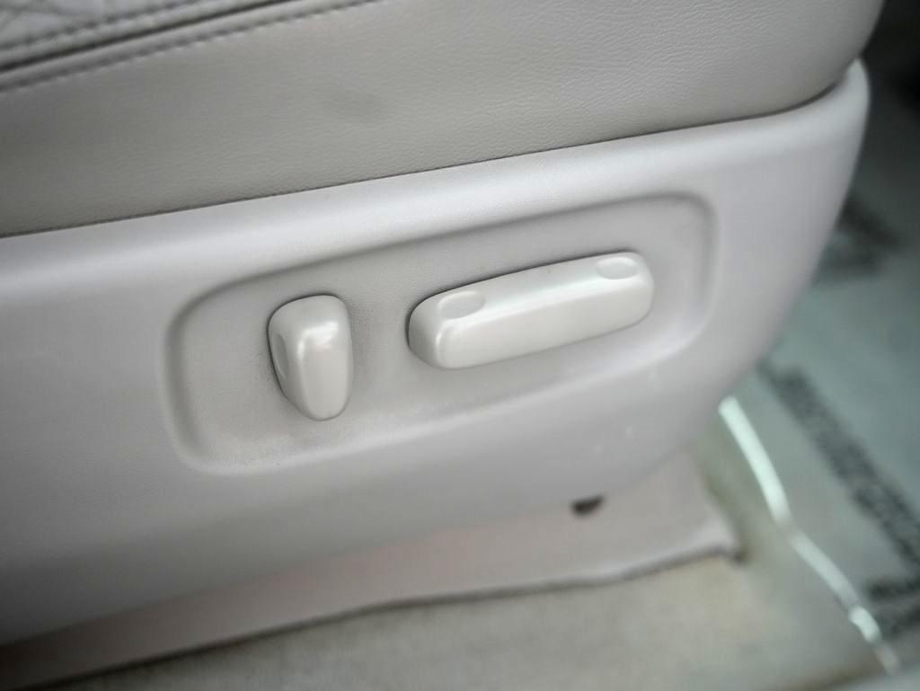 Toyota Sienna 5dr 7-Pass Van XLE AWD (Natl) 2010